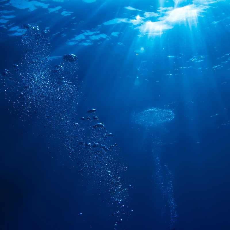 蔚蓝的大海的气泡
