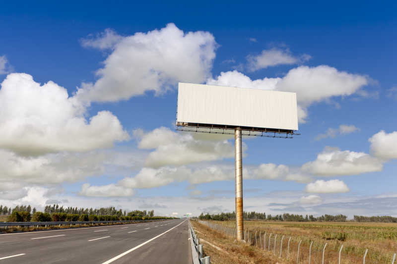 空白的高速公路广告牌