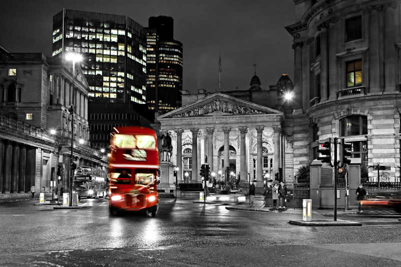伦敦街道上的红色公交车