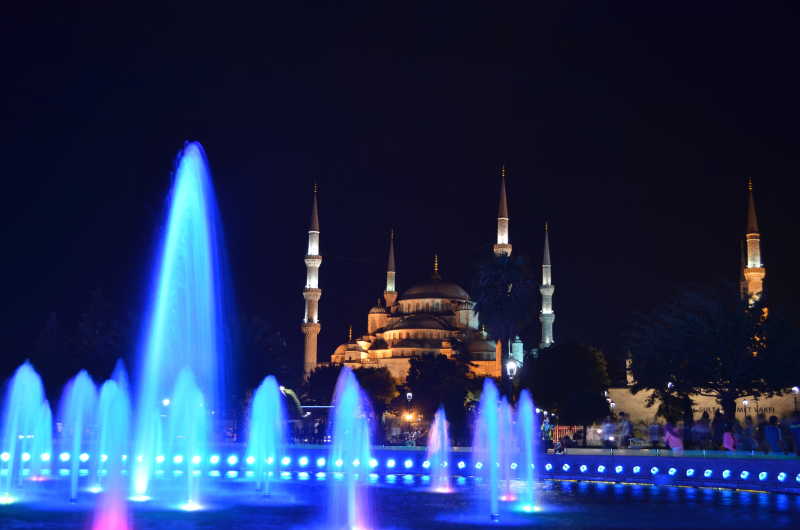 夜景下的清真寺