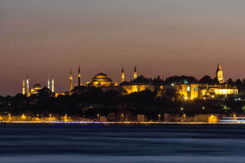 夜景下的一片清真寺