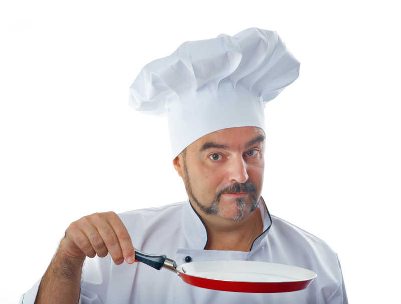 胖胖的厨师手里拿着一个煎锅