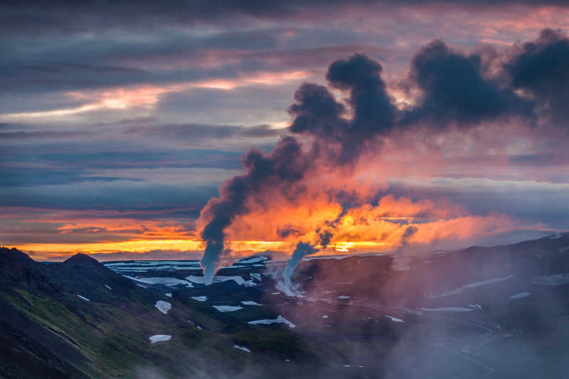 雪地山脉间的美丽的火山背景