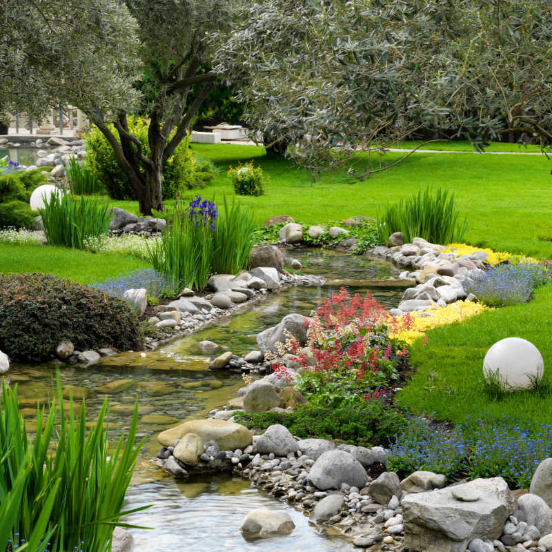 亚洲风格的池塘花园