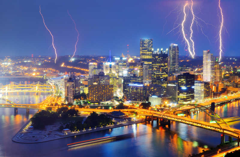 闪电在匹兹堡的市中心