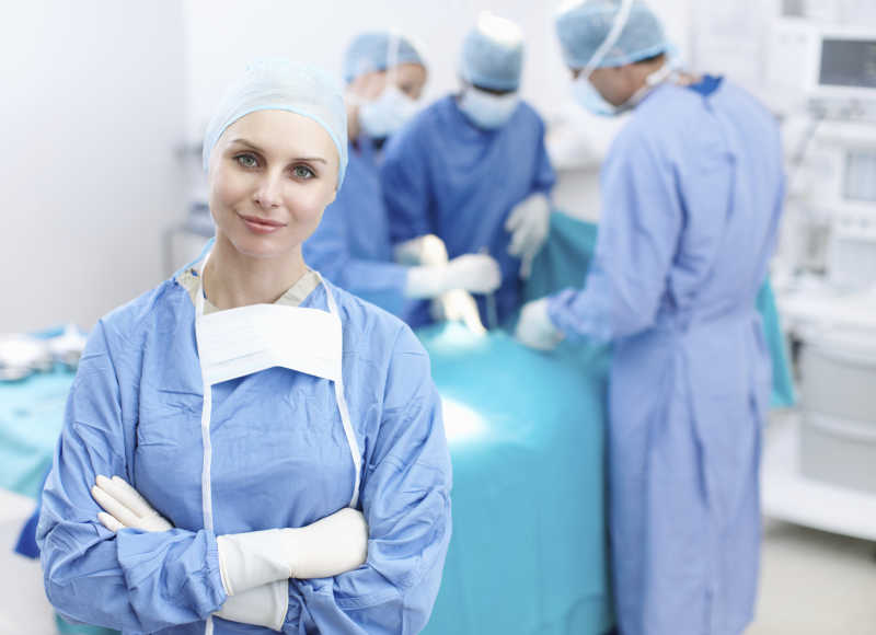 在手术室年轻的女医生自信的微笑