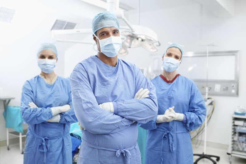 手术室里穿着工作服的自信的医生