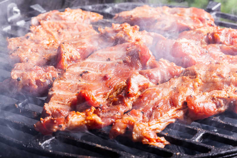 在烤肉架上的烤肉特写