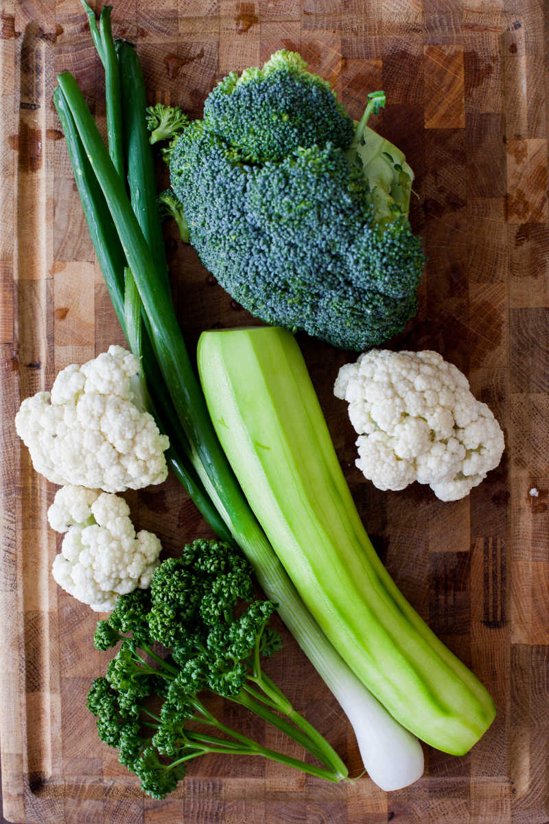 放在砧板上准备烹饪的绿色蔬菜