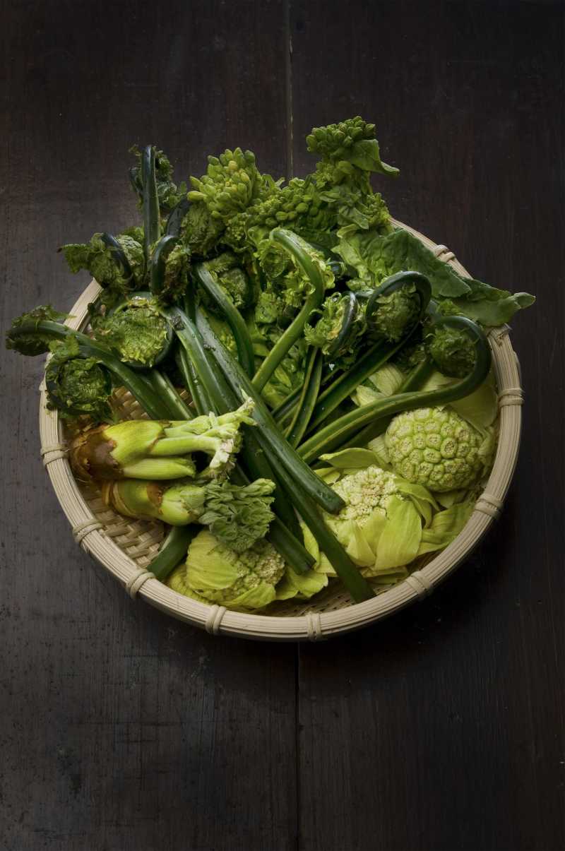 放在篮子中的绿色蔬菜