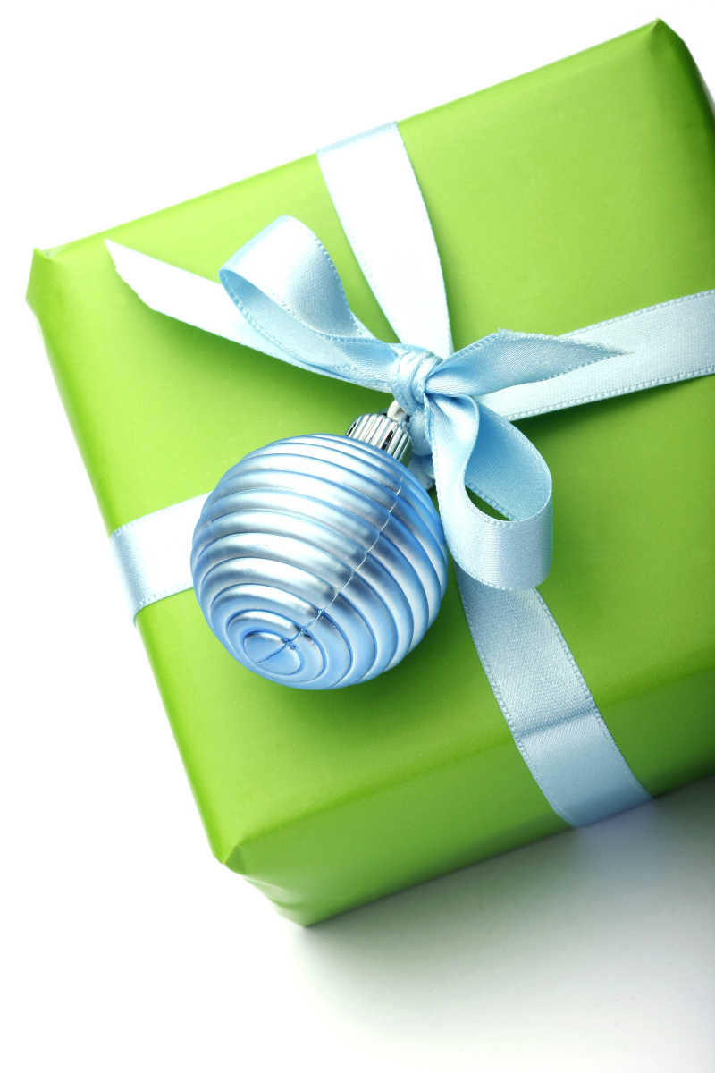带蓝丝带的绿色礼品盒