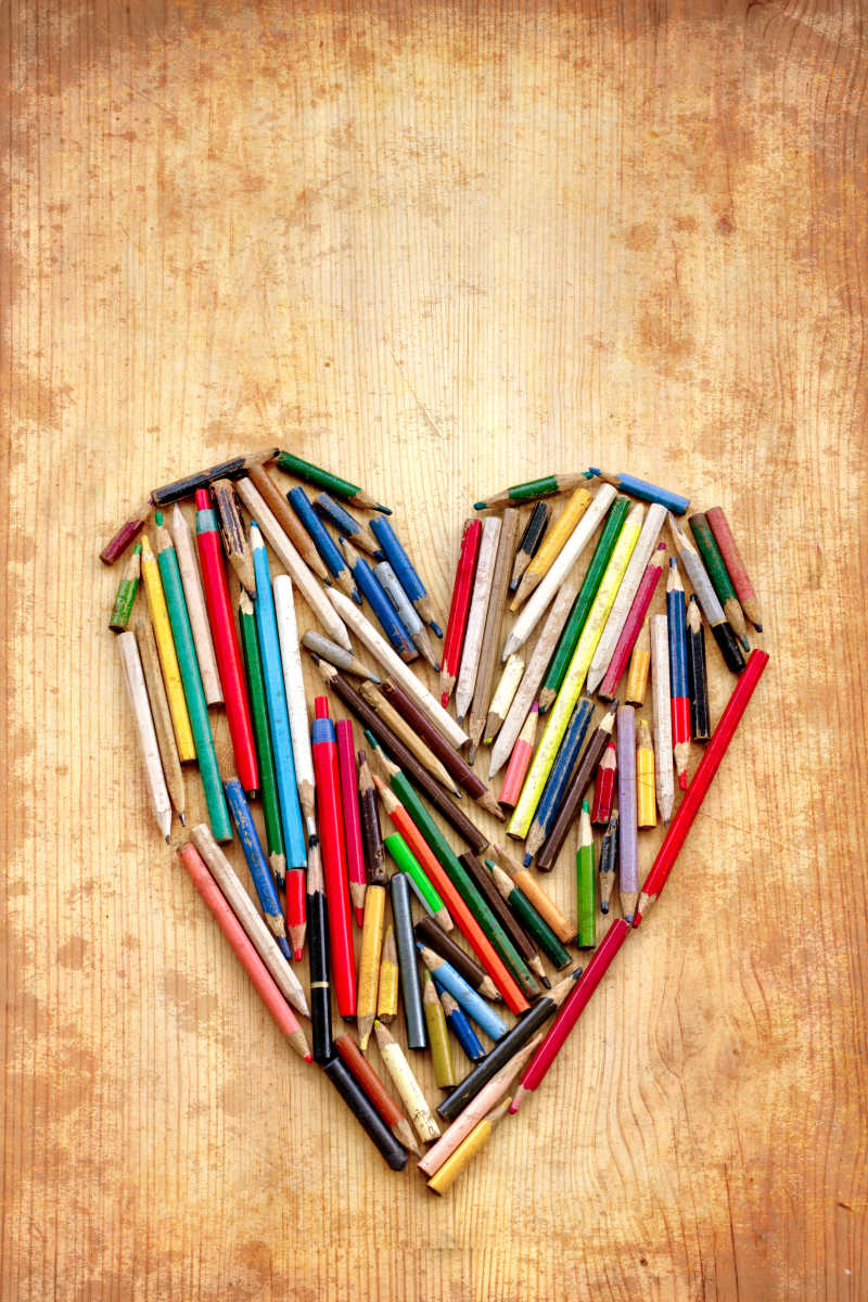旧彩色铅笔作为心
