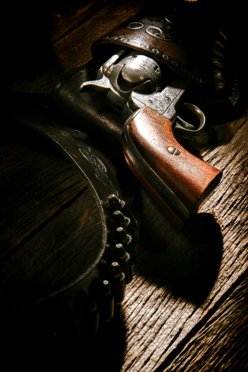 风化木板西方酒吧桌的左轮枪