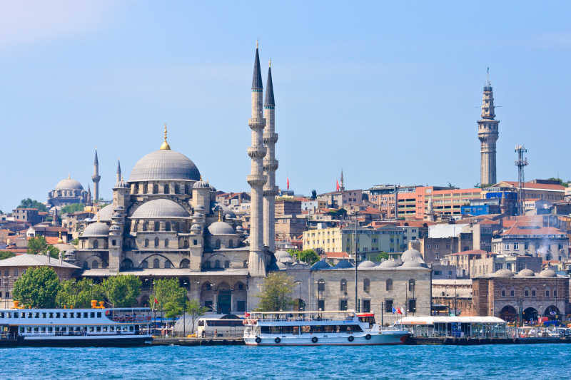 伊斯坦布尔的清真寺和船只