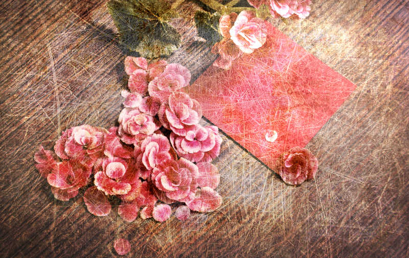 从木制餐桌上的鲜花的心瓦伦丁日的背景