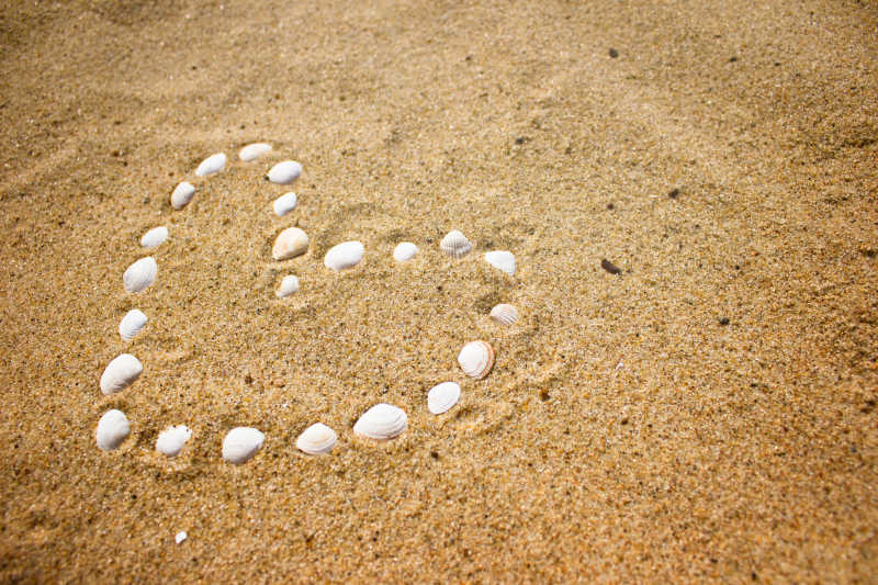 沙滩上的做的心形背景