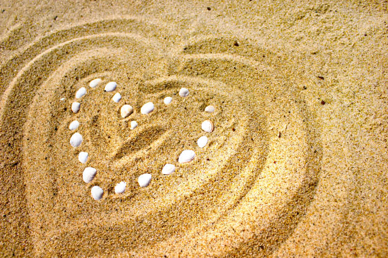 情人节贺卡在沙滩上画出的心