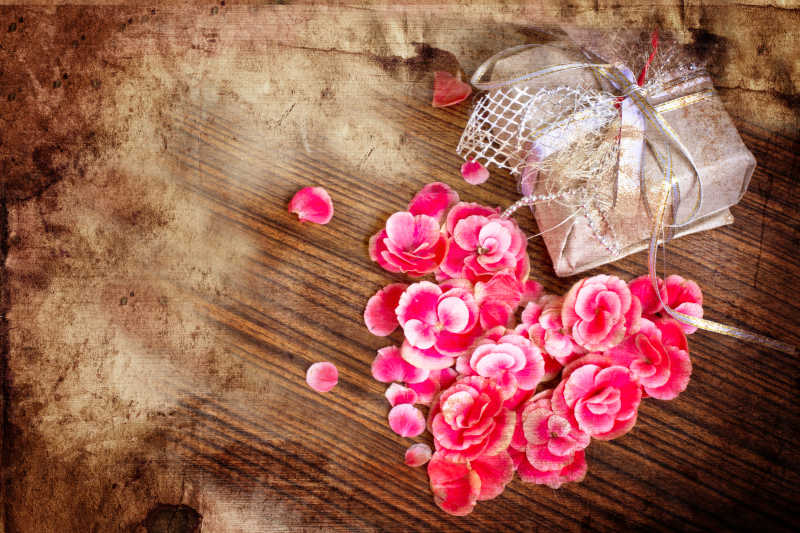 木制餐桌上的鲜花的心瓦伦丁日背景