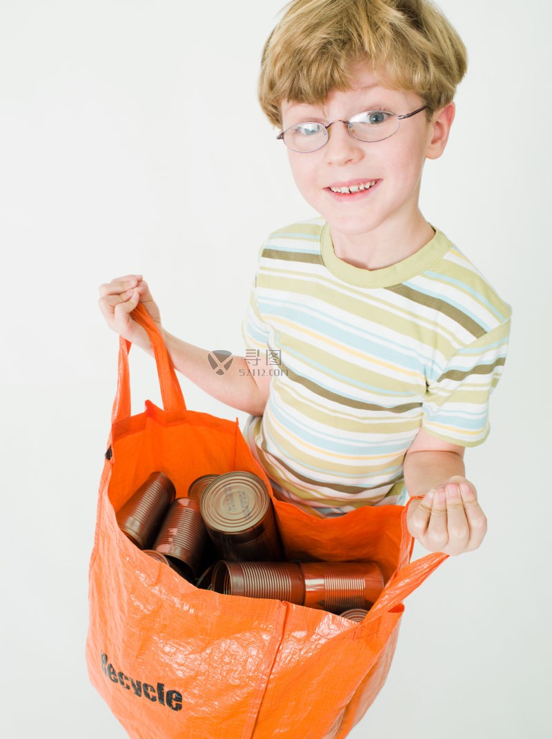 拿着橘色垃圾袋的小男孩