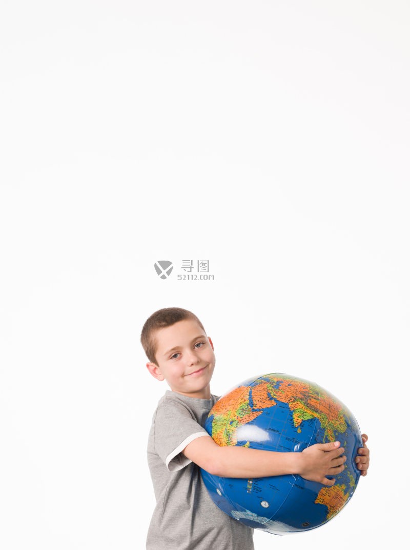 抱着地球模型的小男孩