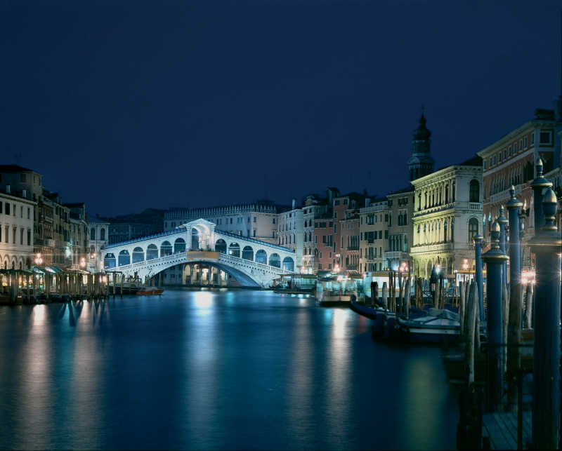夜色下的意大利拱桥