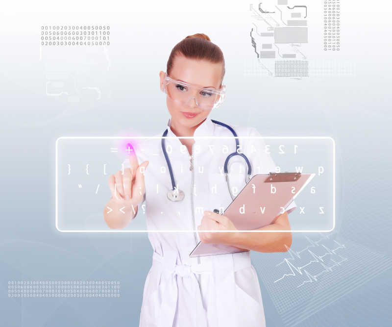 操作虚拟键盘的年轻女医生