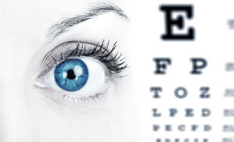 蓝色的眼睛和视力测试表