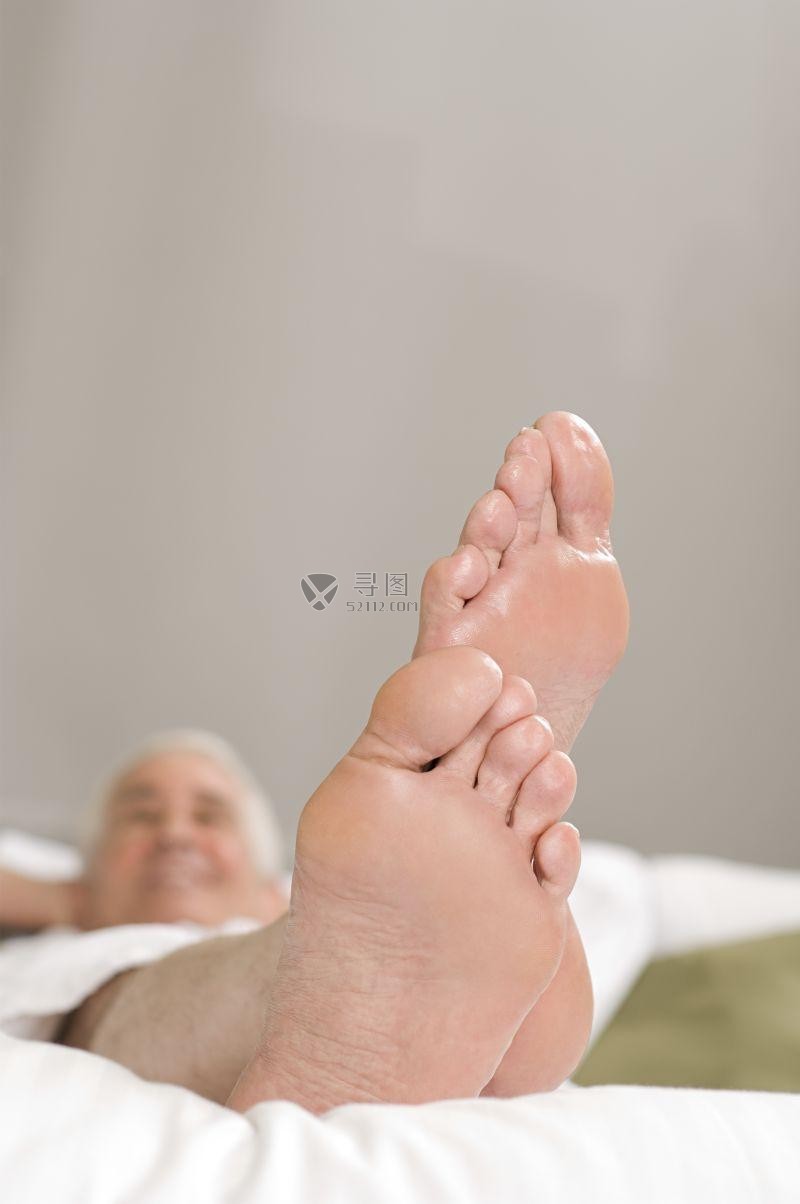 水疗中年人的脚