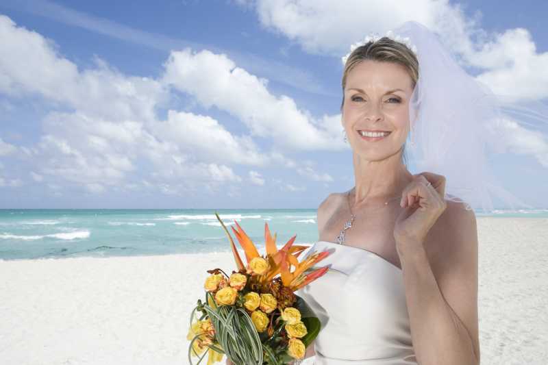 海滩上新娘的特写照片