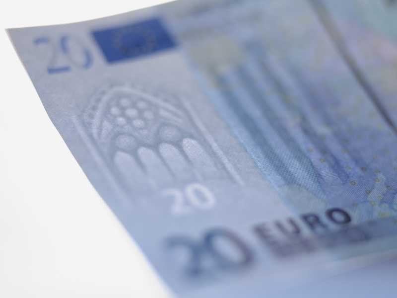 白色背景上的一张欧元纸币