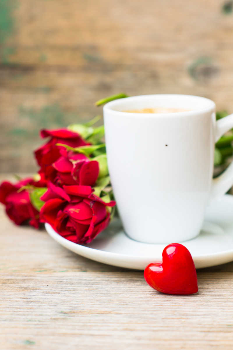 玫瑰装饰的咖啡杯