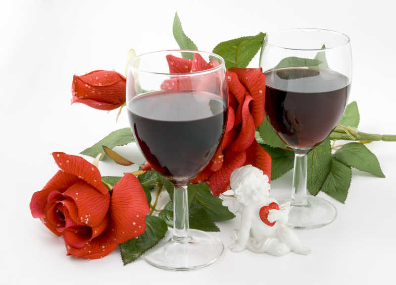 象征爱情的红玫瑰和红酒