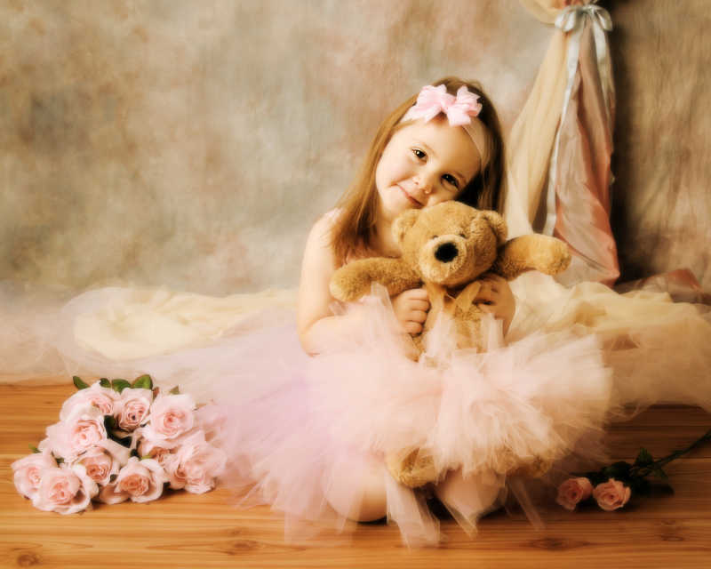 穿着公主裙拿着泰迪熊的小女孩