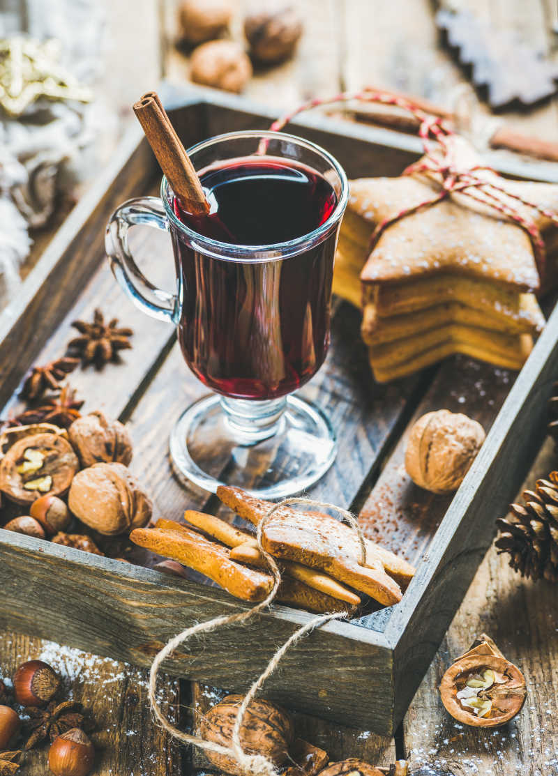 在质朴的木制背景上的葡萄酒与圣诞姜饼