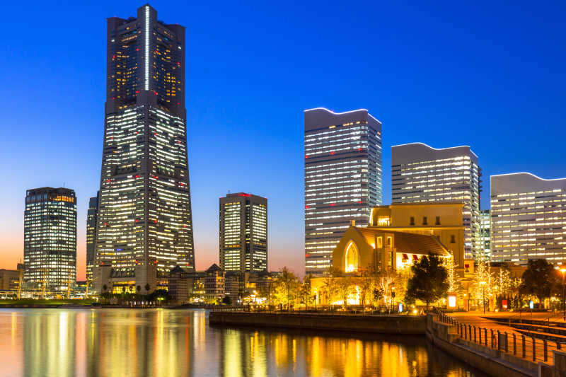 海滨城市高楼大厦建筑夜景