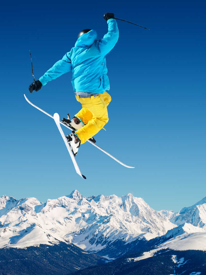 高山滑雪的运动员