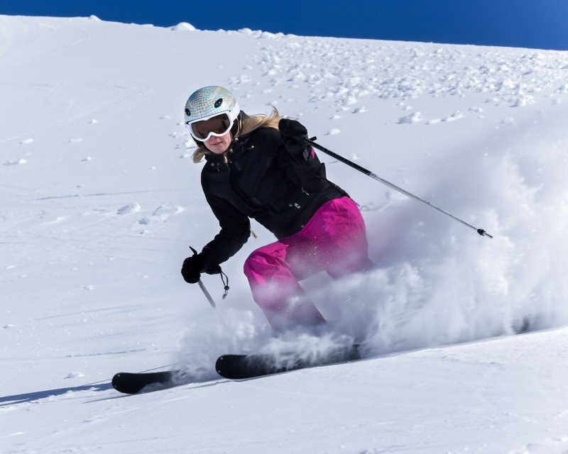美女在滑雪