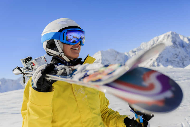 冬季滑雪运动的女性肖像