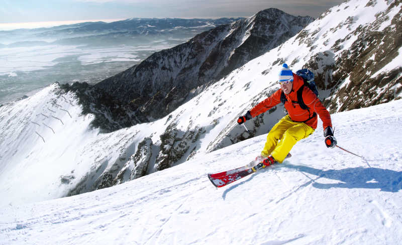 高山滑雪的滑雪者