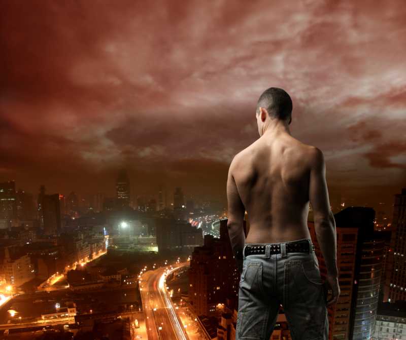 站在高楼上看城市夜景的男人