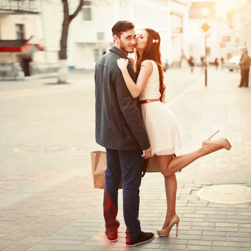 在街上亲吻的浪漫男女