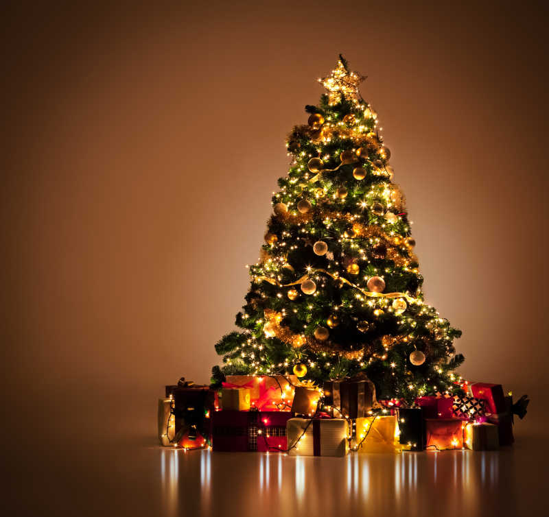 装饰精美的圣诞树