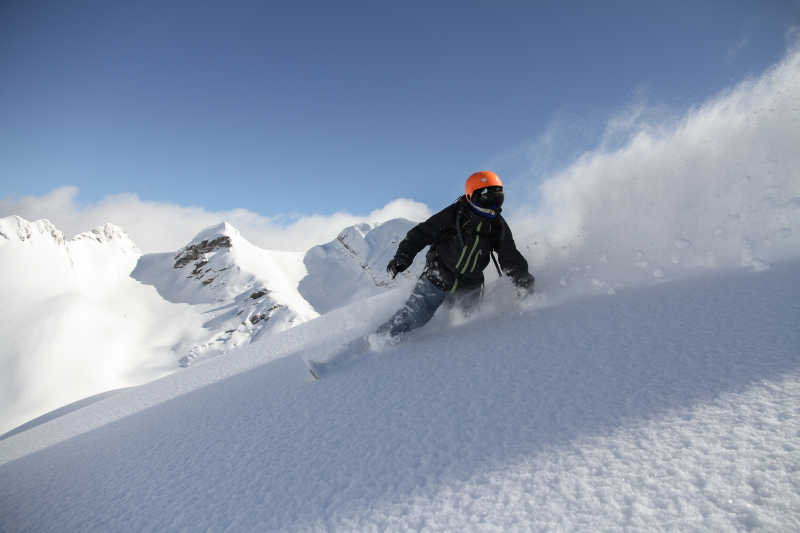 在山上男人正在滑雪