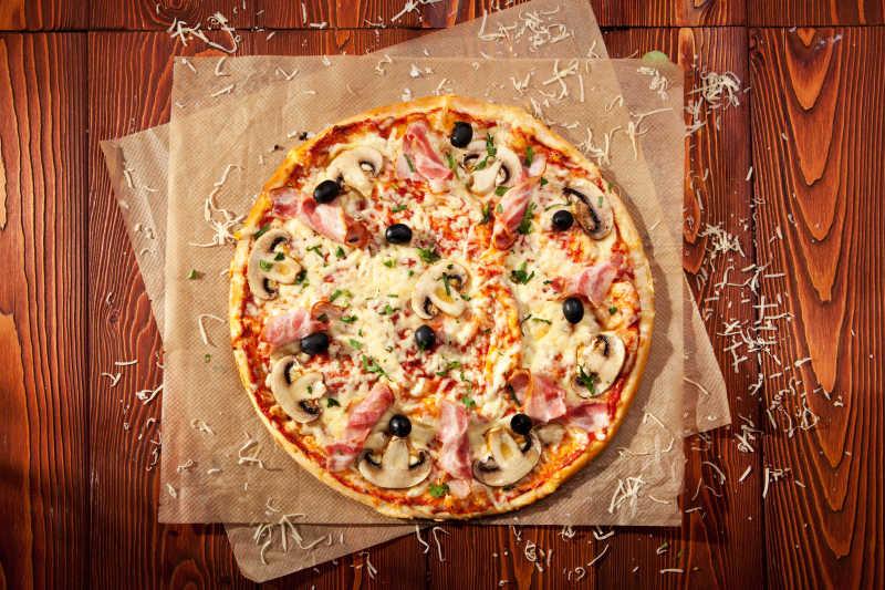 放在地板上的美味披萨
