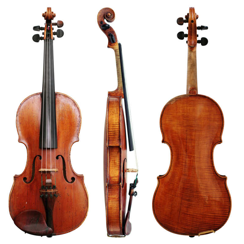 在白色背景中的三个旧小提琴