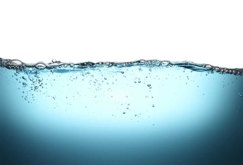 波浪和气泡清洁饮用水