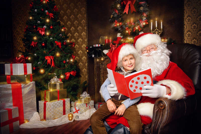 帮助小男孩看书的圣诞老人