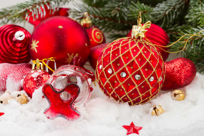白皑皑的冷杉树和红色圣诞装饰品