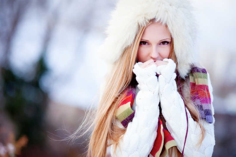 美丽的金发女孩穿着冬天的衣服