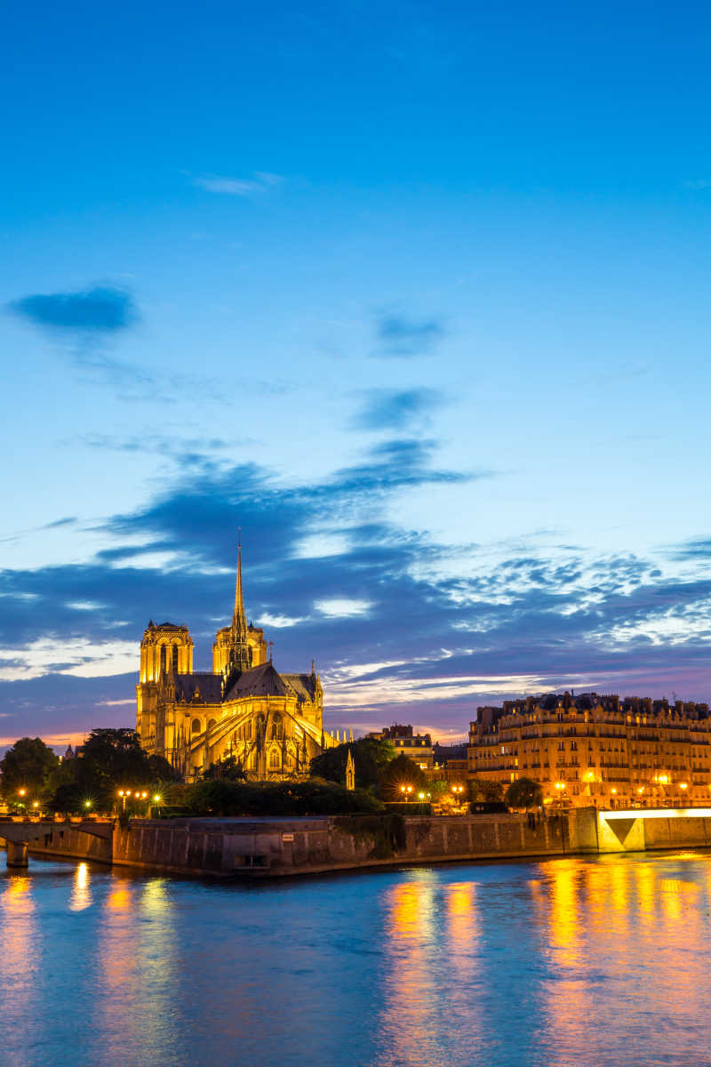 法国巴黎黄昏的圣母大教堂